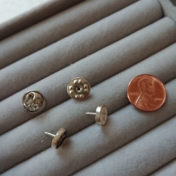 Black and white Star in circle brooch/pins - Picture 3 of 4